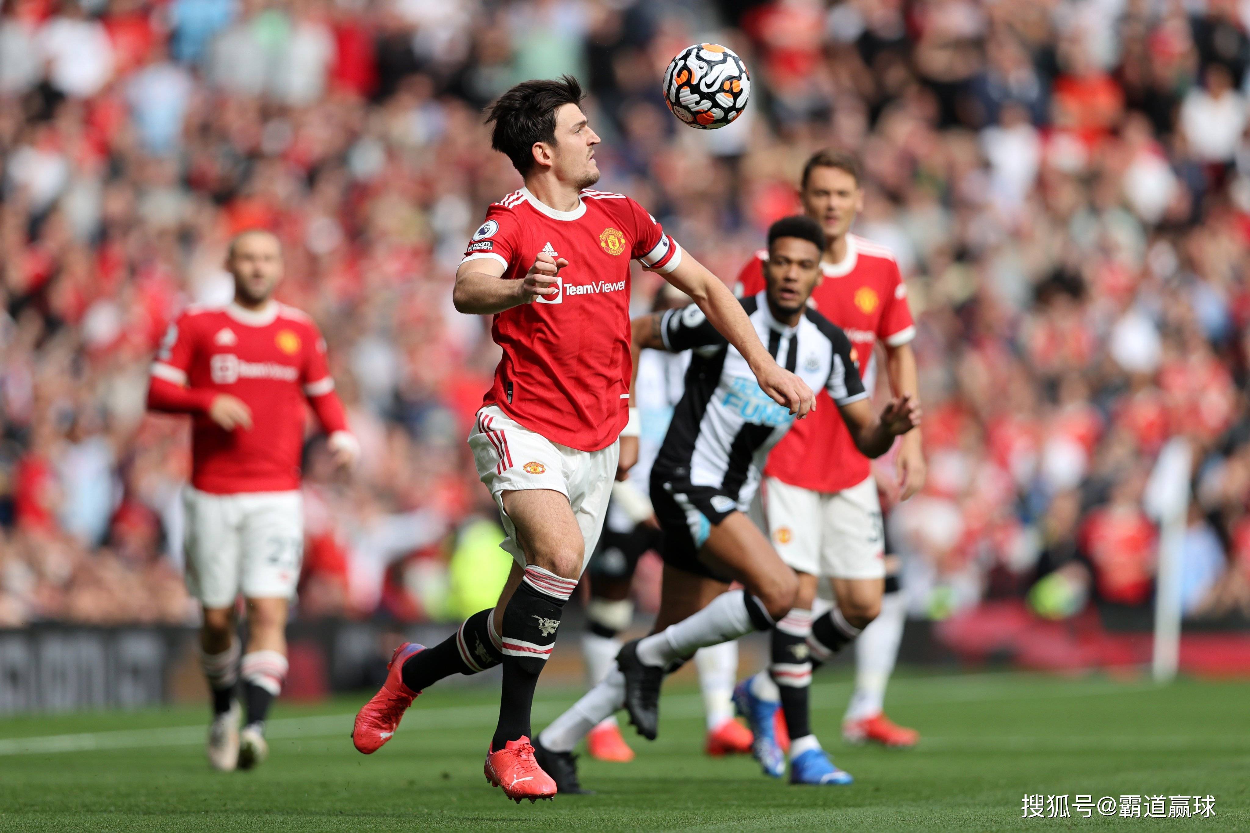 曼联客场胜出，连续上升，紧追领先者，战绩斐然的简单介绍