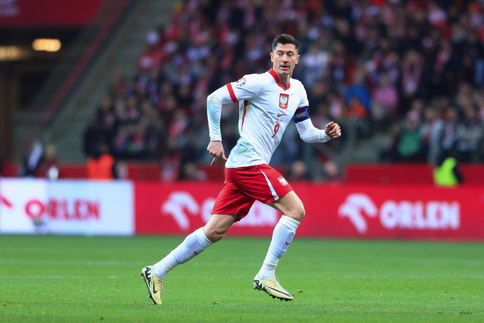 波兰队在欧预赛中意外逆袭实现胜利，全场震撼