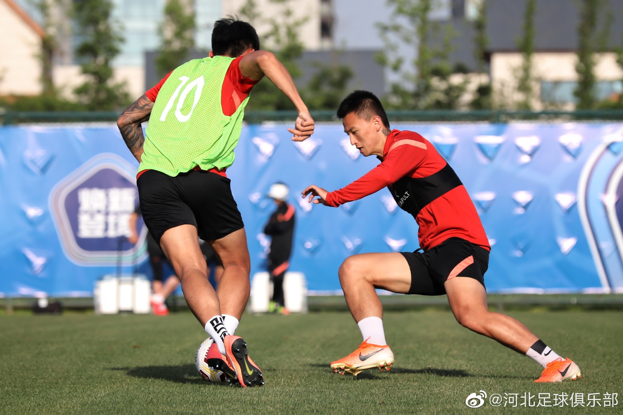 米泰级球员集体训练，备战关键比赛，引发热议