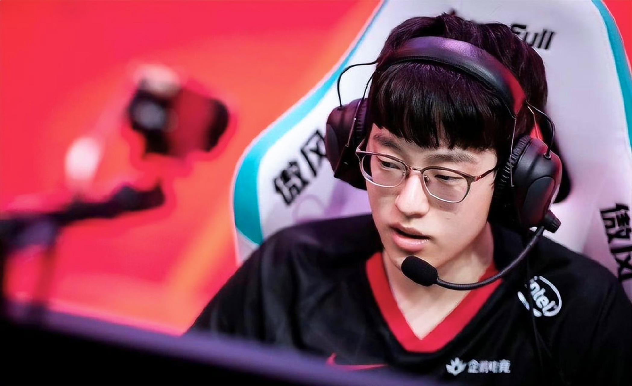 EDG翻盘T1,Scout拿下关键大龙顶尖较量小组赛,引爆全场热议 EDG翻盘T1,Scout拿下关键大龙顶尖较量小组赛,引爆全场热议